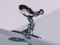 Rolls-Royce изменил дизайн статуэтки «Дух экстаза»: её получат грядущие новинки