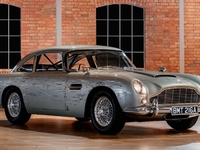 Разбитый Aston Martin Джеймса Бонда продали за $3,2 млн