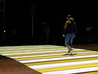 В России появились пешеходные переходы с проекционными «зебрами»