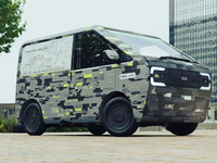 Бюджетный фургончик Helixx Cargo: пластиковый кузов на защёлках и водитель по центру