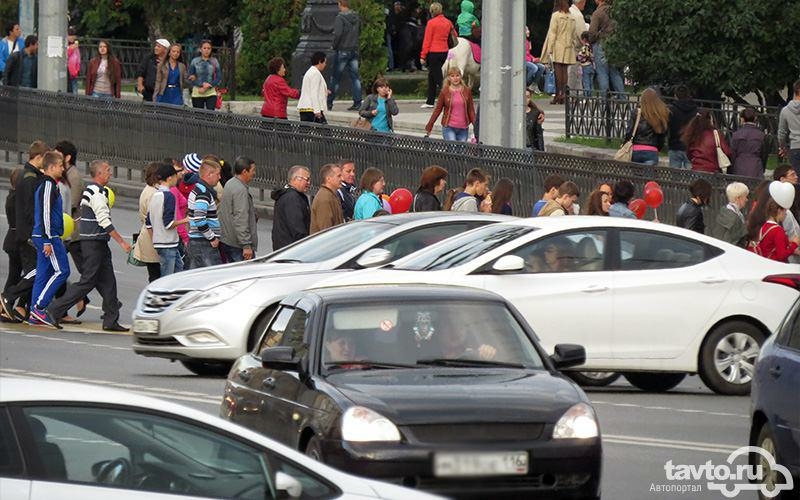 В апреле продажи новых автомобилей в России снизились в 4,6 раза